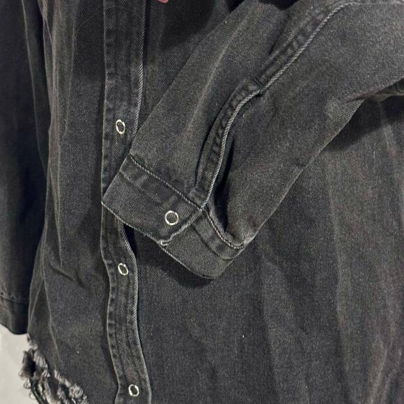 Papaya Branch Distressed Shacket‎ NWT Black size Medium Snap Front - Picture 9 of 16